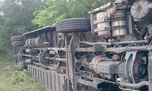 Bus accident : सरकारी एक्सप्रेस बस पलटी, ड्राइवर समेत 9 यात्री घायल