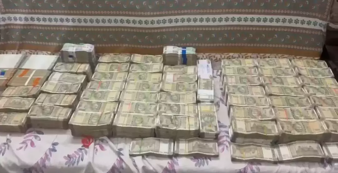 ACB के नरहरी की पत्नी के लॉकर खोलने की तैयारी के साथ ही उनकी और संपत्ति का पता चलने की संभावना ACB के नरहरी की पत्नी के लॉकर खोलने की तैयारी के साथ ही उनकी और संपत्ति का पता चलने की संभावना