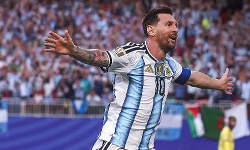 FIFA वर्ल्ड कप 2026 में मेसी की ऐतिहासिक हैट्रिक, अर्जेंटीना ने मैच में शानदार प्रदर्शन किया FIFA वर्ल्ड कप 2026 में मेसी की ऐतिहासिक हैट्रिक, अर्जेंटीना ने मैच में शानदार प्रदर्शन किया
