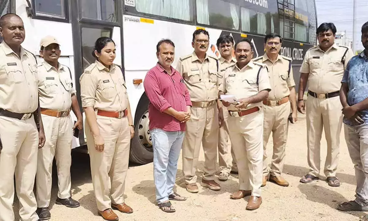 ट्रांसपोर्ट विभाग ने टैक्स चोरी के लिए अंतर-राज्यीय बसों को ज़ब्त किया और 5.20 लाख रुपये का जुर्माना लगाया ट्रांसपोर्ट विभाग ने टैक्स चोरी के लिए अंतर-राज्यीय बसों को ज़ब्त किया और 5.20 लाख रुपये का जुर्माना लगाया