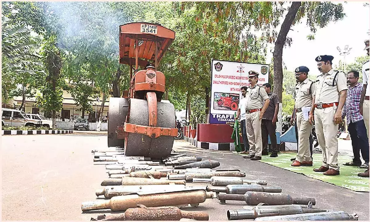 ज़ोरदार आवाज़ वाले साइलेंसर वाले वाहन चालकों को अब सावधानी बरतने की ज़रूरत है ज़ोरदार आवाज़ वाले साइलेंसर वाले वाहन चालकों को अब सावधानी बरतने की ज़रूरत है