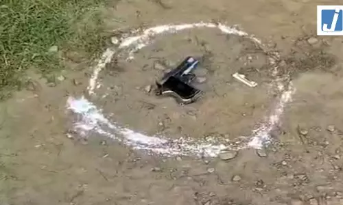 वाहन जांच के दौरान पुलिस पर फायरिंग, पैर में गोली लगने के बाद आरोपी को दबोचा वाहन जांच के दौरान पुलिस पर फायरिंग, पैर में गोली लगने के बाद आरोपी को दबोचा