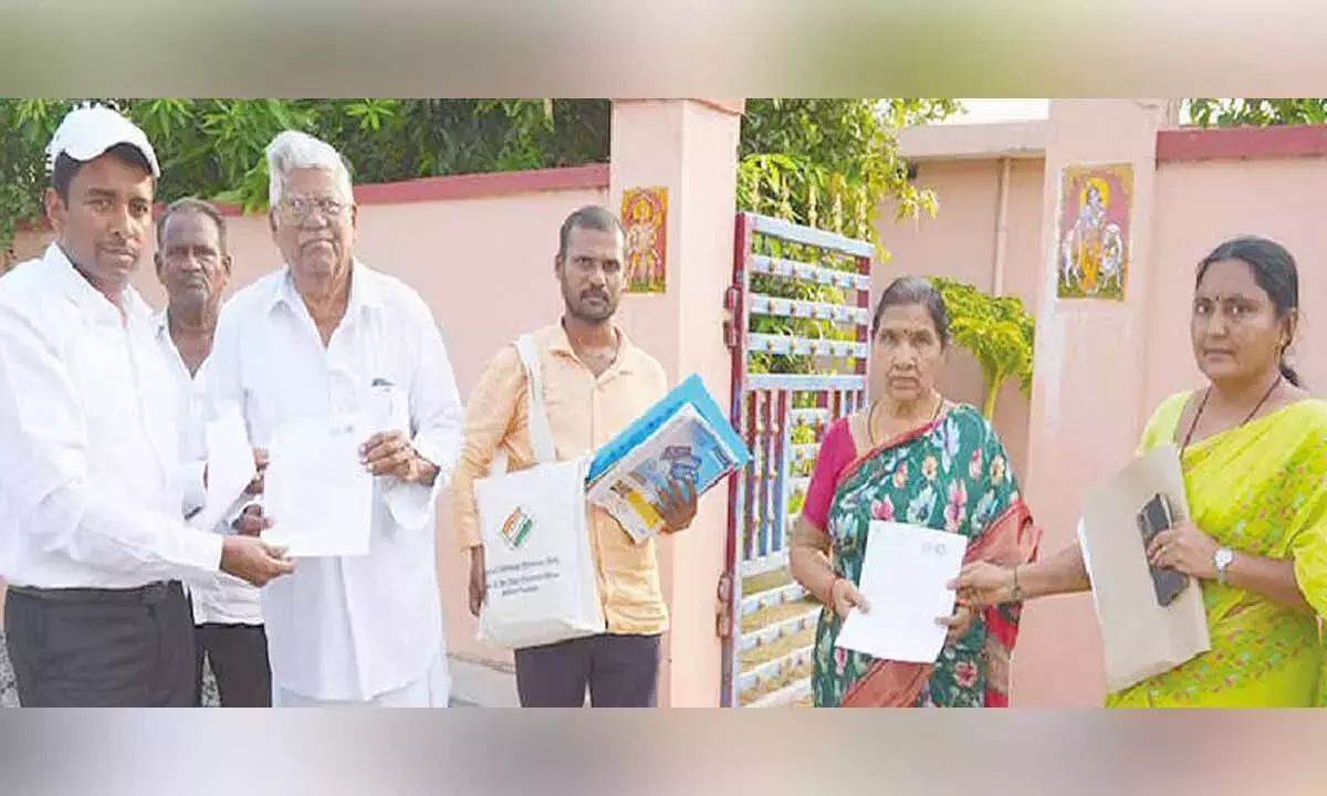 NTR कलेक्टर ने वोटर EFs के वितरण का निरीक्षण किया NTR कलेक्टर ने वोटर EFs के वितरण का निरीक्षण किया