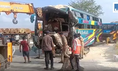 हाईवे पर ट्रक से टकराई लग्जरी बस, 6 लोगों की मौत, 26 घायल हाईवे पर ट्रक से टकराई लग्जरी बस, 6 लोगों की मौत, 26 घायल