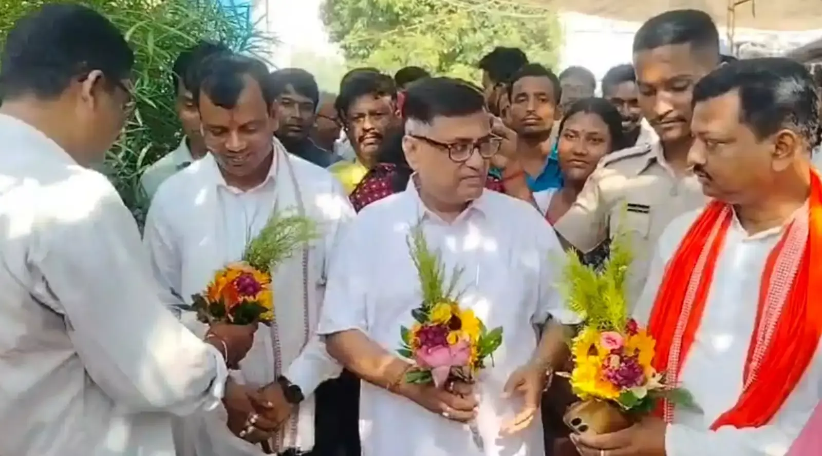 Hooghly: राज्य मंत्री भास्कर भट्टाचार्य ने गोघाट में जनकल्याण शिविर का किया निरीक्षण Hooghly: राज्य मंत्री भास्कर भट्टाचार्य ने गोघाट में जनकल्याण शिविर का किया निरीक्षण