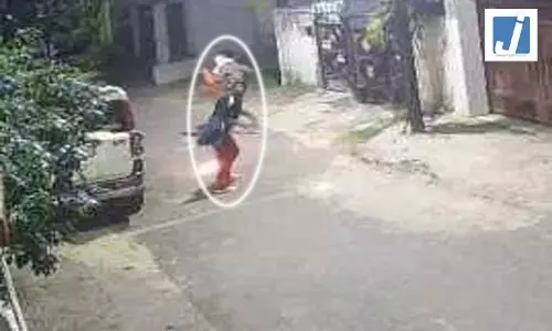 RSS कार्यालय पर पेट्रोल बम से हमले की कोशिश RSS कार्यालय पर पेट्रोल बम से हमले की कोशिश