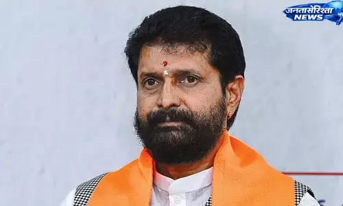 Karnataka : राजनीतिक बयानबाजी तेज, सी.टी. रवि और डीके शिवकुमार के बीच तीखी बहस Karnataka : राजनीतिक बयानबाजी तेज, सी.टी. रवि और डीके शिवकुमार के बीच तीखी बहस