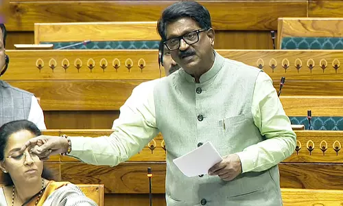 Shiv Sena (UBT) ने लोकसभा स्पीकर ओम बिरला को याचिका सौंपी; पार्टी में फूट की अटकलें Shiv Sena (UBT) ने लोकसभा स्पीकर ओम बिरला को याचिका सौंपी; पार्टी में फूट की अटकलें