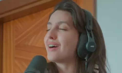 Nora Fatehi ने FIFA सॉन्ग ‘SIR SIR’ के बनने की झलक शेयर की Nora Fatehi ने FIFA सॉन्ग ‘SIR SIR’ के बनने की झलक शेयर की