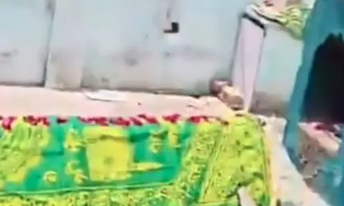 संदिग्ध लोग फर्रुखाबाद रेलवे ट्रैक से मजार हटाने के विरोध में, अचानक भीड़ जुटने पर हंगामा संदिग्ध लोग फर्रुखाबाद रेलवे ट्रैक से मजार हटाने के विरोध में, अचानक भीड़ जुटने पर हंगामा