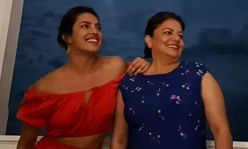 Priyanka Chopra ने माँ मधु को कहा अपनी क्वीन; बयां किया मां के लिए खास प्यार Priyanka Chopra ने माँ मधु को कहा अपनी क्वीन; बयां किया मां के लिए खास प्यार