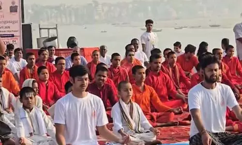 गंगोत्री से गंगासागर तक योग यात्रा, काशी में लोगों ने एक साथ किया योगाभ्यास