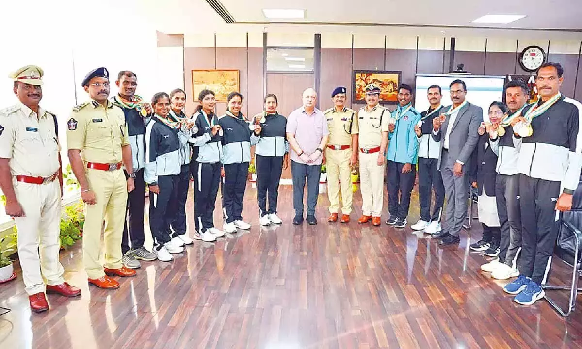 Andhra: AP पुलिस ने अलग-अलग खेलों में 39 मेडल जीते Andhra: AP पुलिस ने अलग-अलग खेलों में 39 मेडल जीते