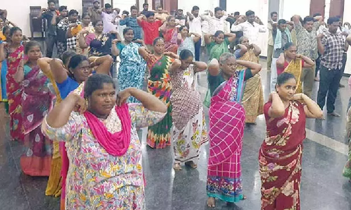 Andhra: नगरपालिका कर्मचारी योगांध्रा में भाग लेते हैं Andhra: नगरपालिका कर्मचारी योगांध्रा में भाग लेते हैं