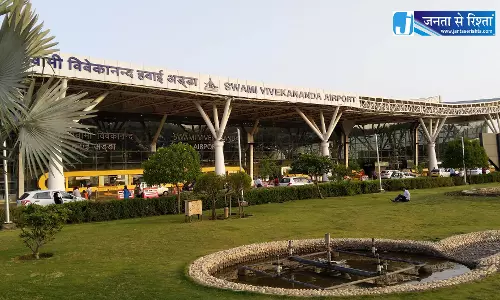 रायपुर एयरपोर्ट में विमान से टकराई पक्षी रायपुर एयरपोर्ट में विमान से टकराई पक्षी
