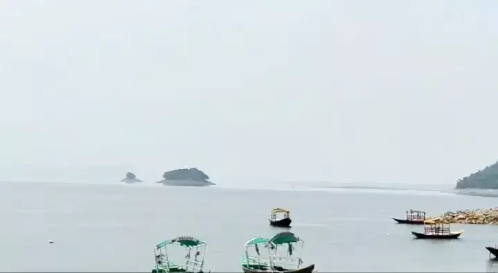 West Burdwan: नाव संकट में फंसी, लेकिन 14 पर्यटक सुरक्षित निकाले गए West Burdwan: नाव संकट में फंसी, लेकिन 14 पर्यटक सुरक्षित निकाले गए