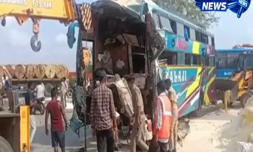 Gujarat: स्लीपर बस और खड़ी ट्रक की टक्कर से मचा हाहाकार, 6 की मौत, 30 से अधिक लोग घायल Gujarat: स्लीपर बस और खड़ी ट्रक की टक्कर से मचा हाहाकार, 6 की मौत, 30 से अधिक लोग घायल