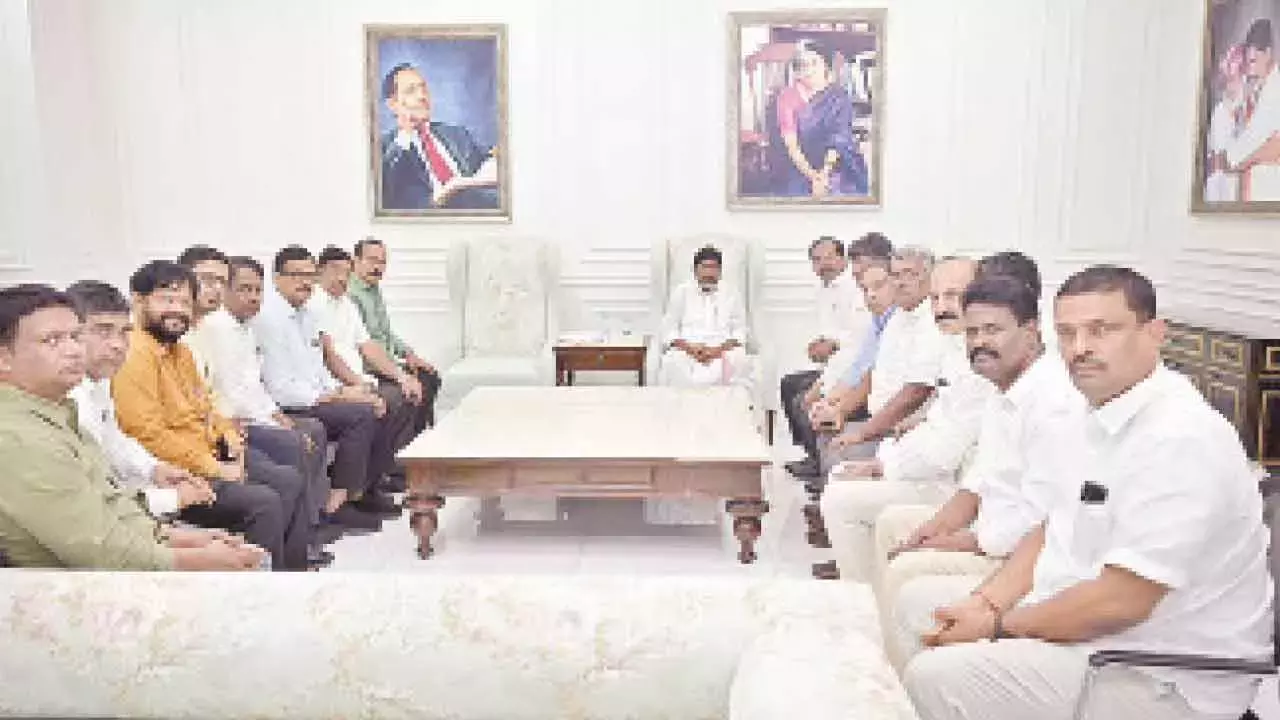 Telangana: डिप्टी CM भट्टी ने ठेकेदारों के बकाये का चरणबद्ध तरीके से भुगतान करने का भरोसा दिलाया Telangana: डिप्टी CM भट्टी ने ठेकेदारों के बकाये का चरणबद्ध तरीके से भुगतान करने का भरोसा दिलाया