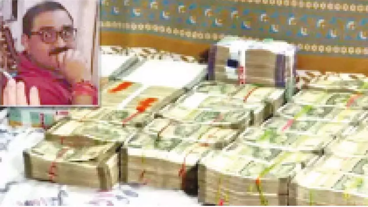 Telangana: ACB ने सर्वे अधिकारी नरहरी की 150 करोड़ रुपये की संपत्ति का पता लगाया Telangana: ACB ने सर्वे अधिकारी नरहरी की 150 करोड़ रुपये की संपत्ति का पता लगाया