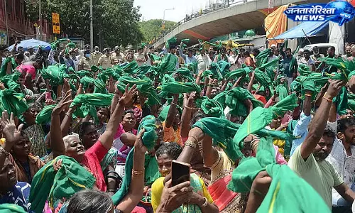 कर्नाटक में किसान संघ का K.R. मार्केट पर विरोध प्रदर्शन, नई पार्किंग व्यवस्था पर उठे सवाल कर्नाटक में किसान संघ का K.R. मार्केट पर विरोध प्रदर्शन, नई पार्किंग व्यवस्था पर उठे सवाल
