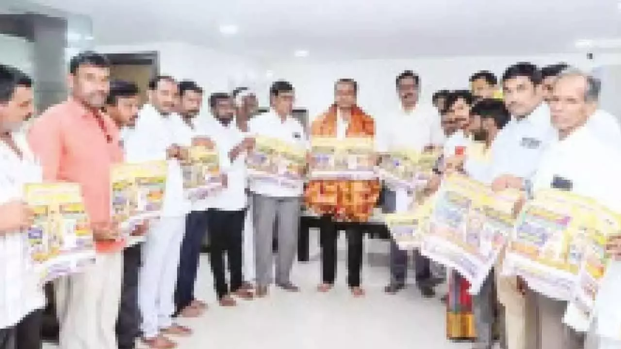 Telangana: कोमाटिरेड्डी ने येलम्मा ब्रह्मोत्सवम ब्रोशर जारी किया Telangana: कोमाटिरेड्डी ने येलम्मा ब्रह्मोत्सवम ब्रोशर जारी किया