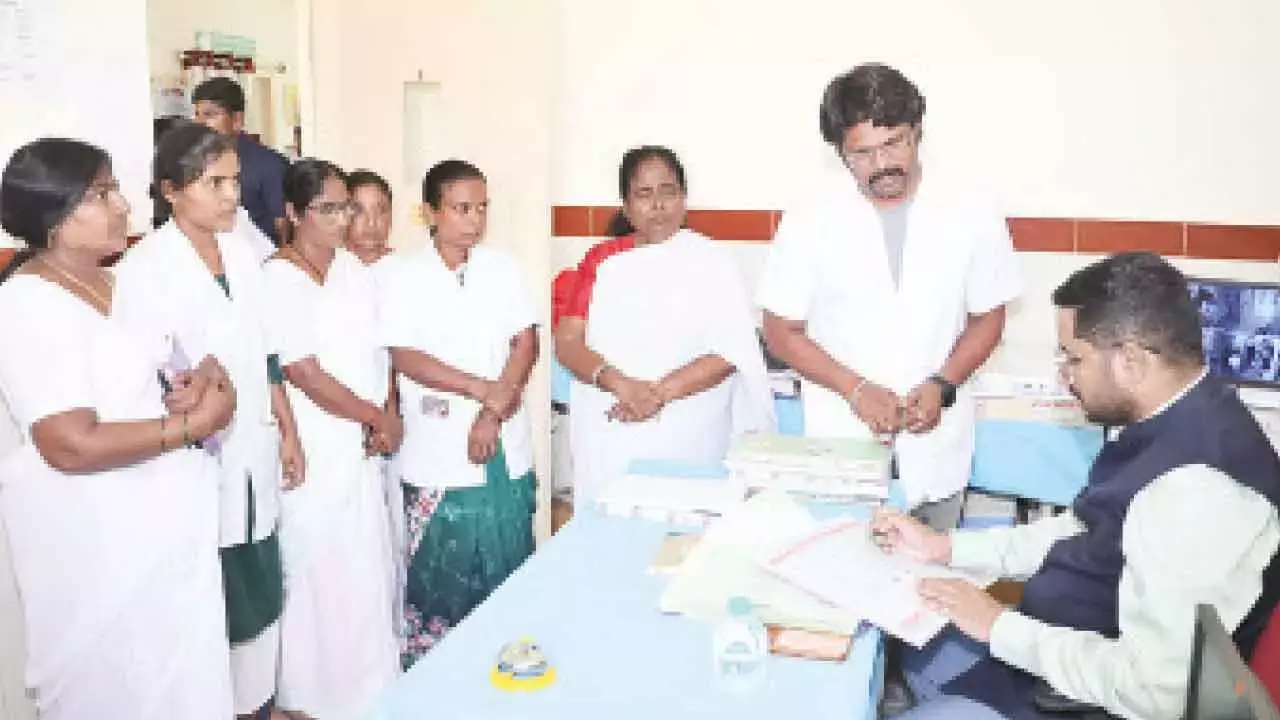 Telangana: लापरवाही के लिए दो मेडिकल स्टाफ़ को कारण बताओ नोटिस जारी किए गए