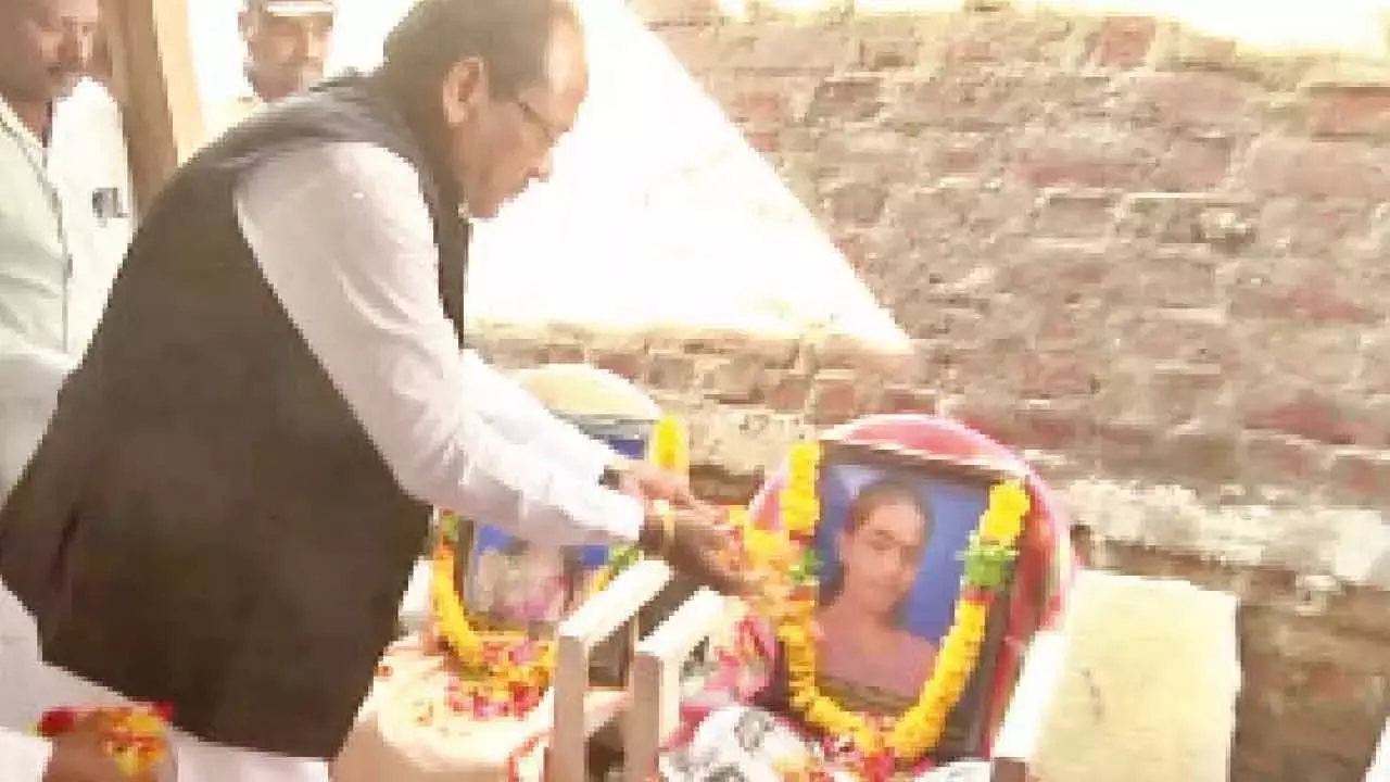 बीदर में एक परिवार के साथ हुई त्रासदी के बाद MLA ने तीन लड़कियों को गोद लिया