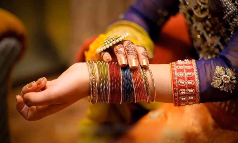 संस्कृति, सौंदर्य और परंपरा का अहम हिस्सा चूड़ियां, जानें धार्मिक महत्व और वैज्ञानिक कारण संस्कृति, सौंदर्य और परंपरा का अहम हिस्सा चूड़ियां, जानें धार्मिक महत्व और वैज्ञानिक कारण