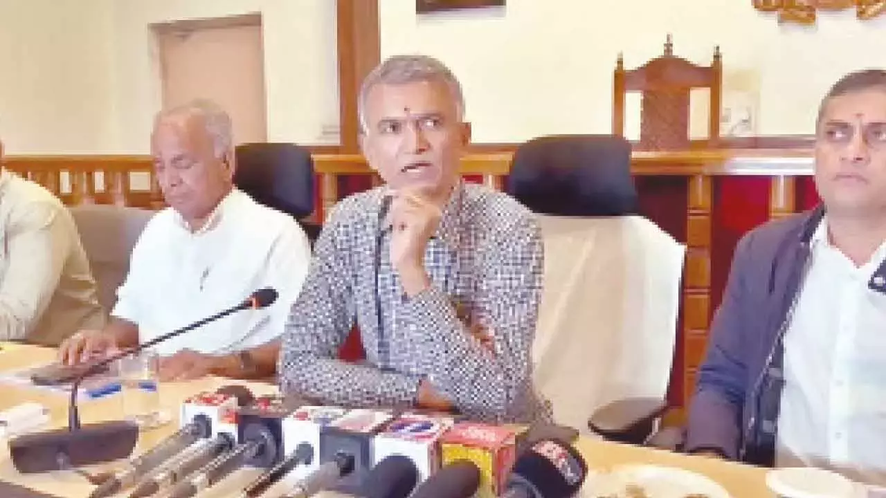 Karnataka: बेंगलुरु के प्रभारी मंत्री ने अधिकारियों के साथ पहली बैठक की