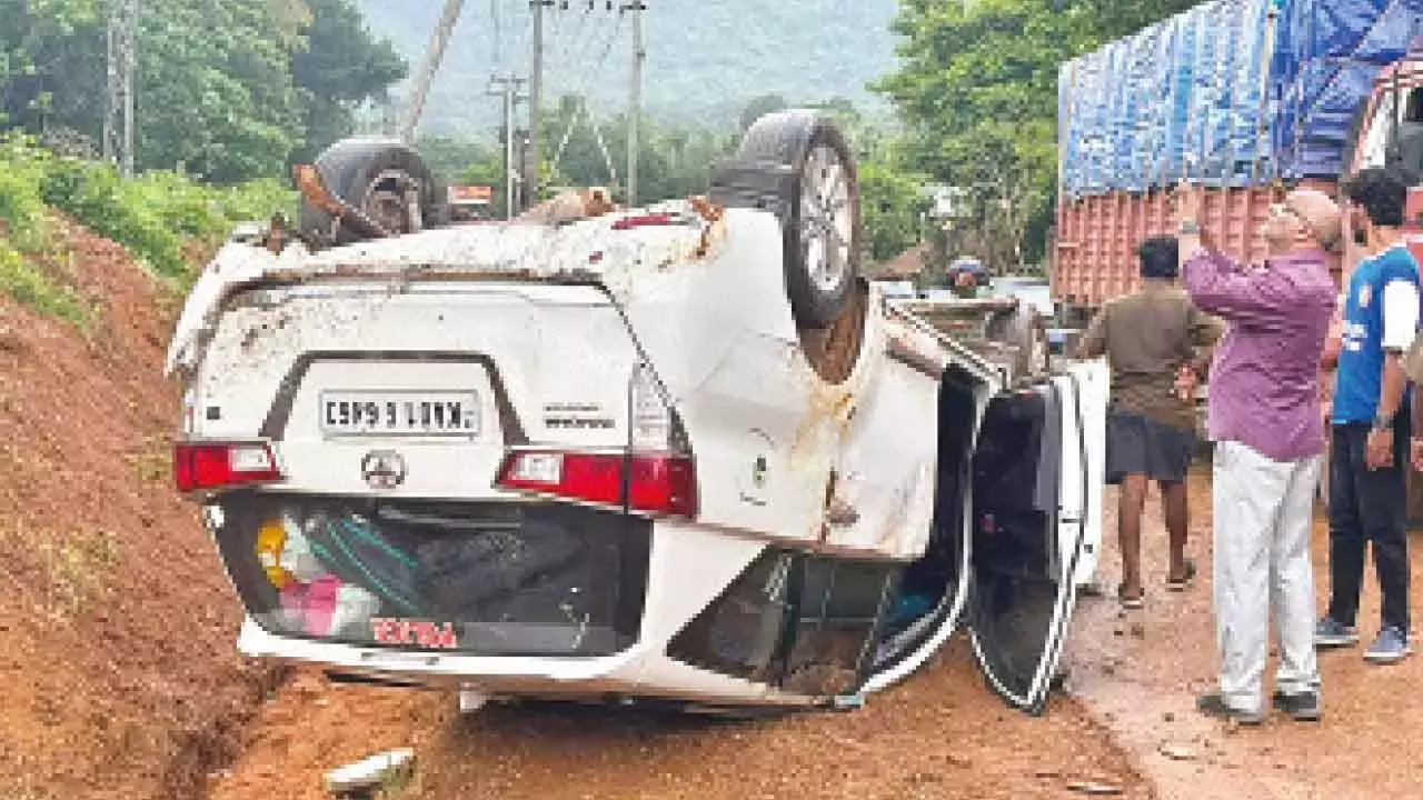 Karnataka: धर्मस्थल मामले की जांच के दौरान गाड़ी पलटने से SIT अधिकारी घायल