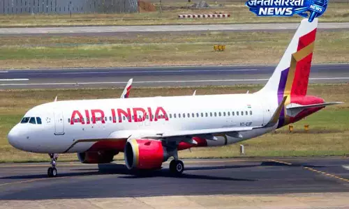 Raipur एयरपोर्ट पर एयर इंडिया फ्लाइट से पक्षी टकराया, सुरक्षित लैंडिंग Raipur एयरपोर्ट पर एयर इंडिया फ्लाइट से पक्षी टकराया, सुरक्षित लैंडिंग