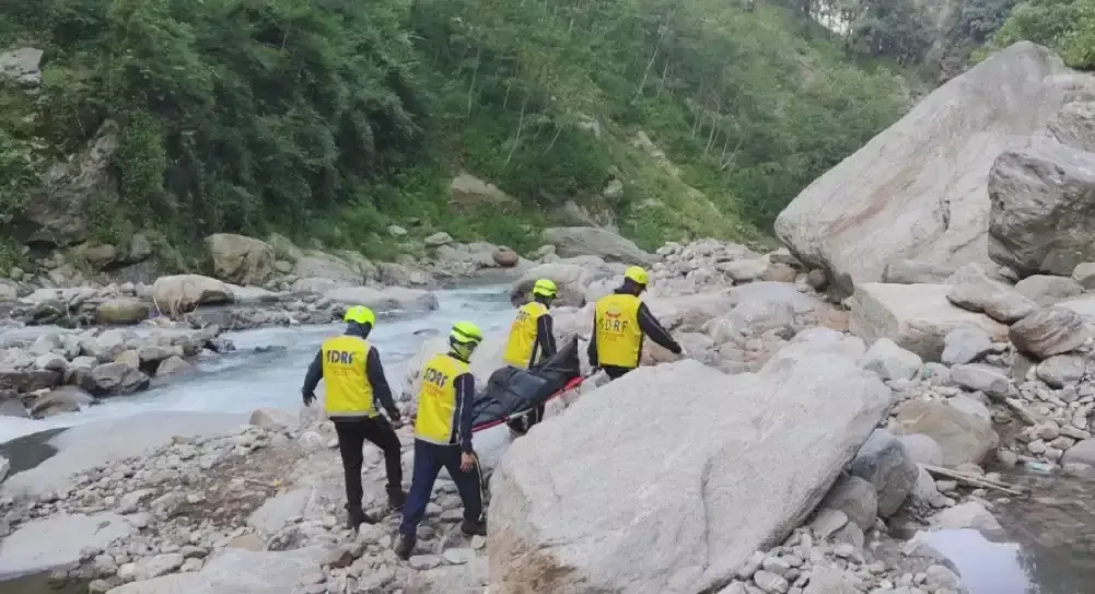Rudraprayag: गौरीकुंड में नदी किनारे शव मिलने से सनसनी Rudraprayag: गौरीकुंड में नदी किनारे शव मिलने से सनसनी