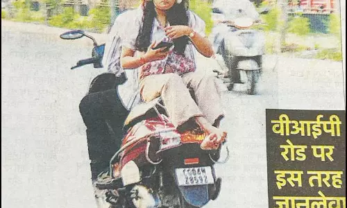 एक्टिवा में उल्टा बैठी बच्ची, 3 हजार का कटा चालान एक्टिवा में उल्टा बैठी बच्ची, 3 हजार का कटा चालान