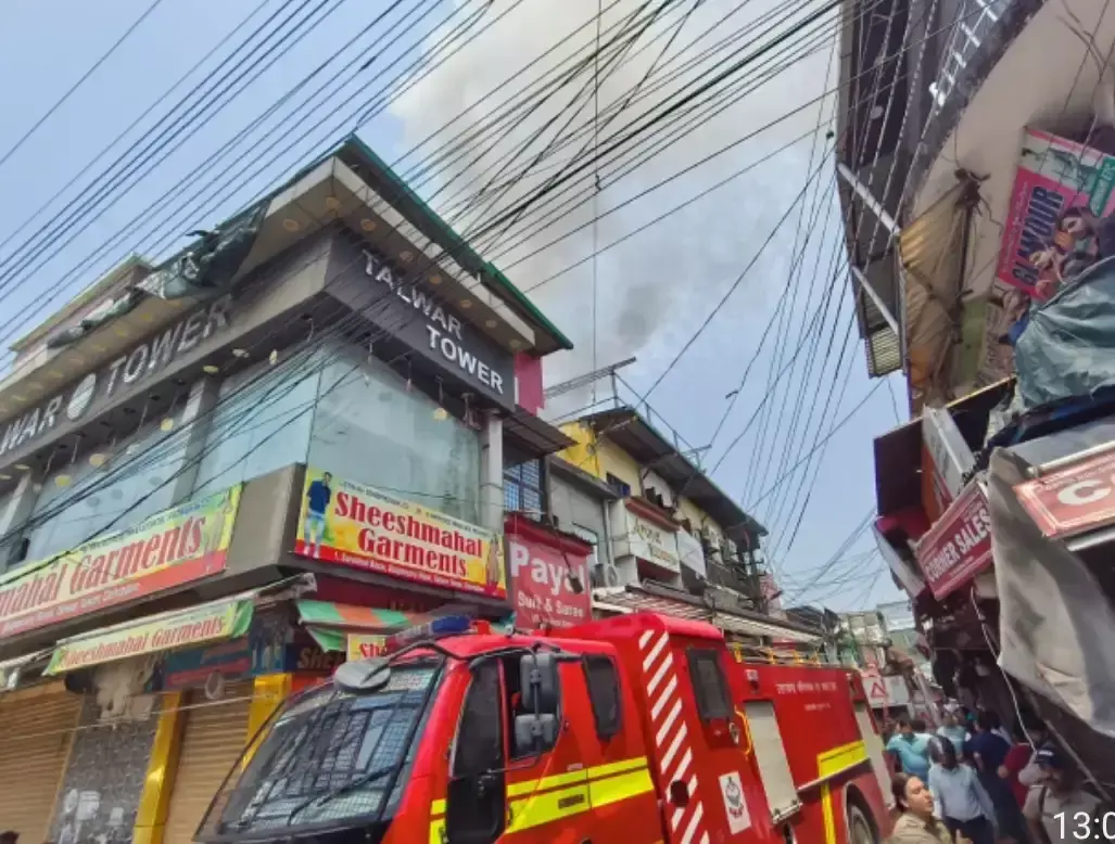 Dehradun: आग की घटना से पलटन बाजार में कपड़ा गोदाम जलकर खाक Dehradun: आग की घटना से पलटन बाजार में कपड़ा गोदाम जलकर खाक