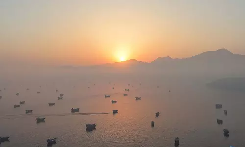 इज़राइली मीडिया: Iran ने होर्मुज़ जलडमरूमध्य में कमर्शियल जहाज़ों पर ड्रोन से किया हमला