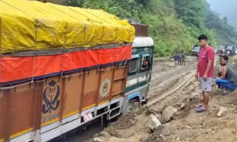 Manipur: भूस्खलन से इम्फाल-सिलचर हाईवे बंद, सैकड़ों वाहन फंसे Manipur: भूस्खलन से इम्फाल-सिलचर हाईवे बंद, सैकड़ों वाहन फंसे