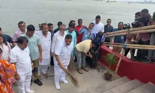 स्वच्छ भारत अभियान के तहत कोलकाता में गंगा घाट की सफाई में मंत्रियों के साथ जुटे सीएम सुवेंदु अधिकारी