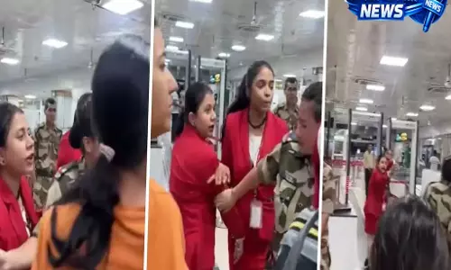 बागडोगरा हवाईअड्डे पर झड़प का वीडियो ऑनलाइन वायरल, स्पाइसजेट ने मामले में कर्मचारियों पर कार्रवाई की बागडोगरा हवाईअड्डे पर झड़प का वीडियो ऑनलाइन वायरल, स्पाइसजेट ने मामले में कर्मचारियों पर कार्रवाई की