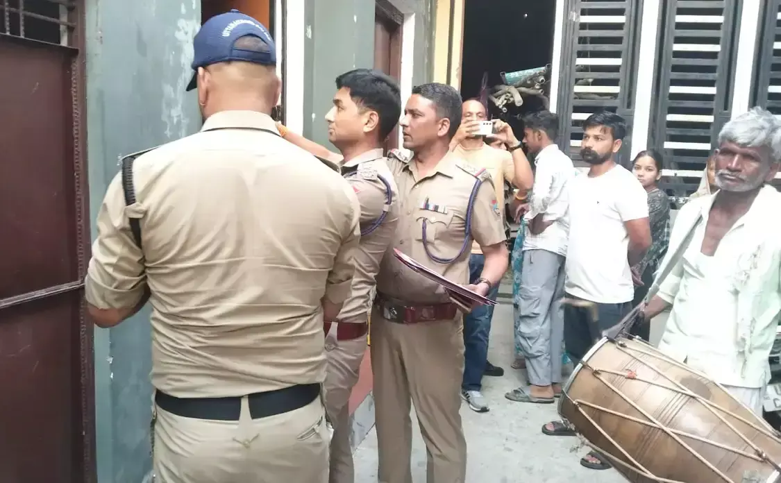 Haridwar: फरार हत्यारोपितों के खिलाफ पुलिस की कार्रवाई तेज, ढोल-नगाड़ों से की गई उद्घोषणा Haridwar: फरार हत्यारोपितों के खिलाफ पुलिस की कार्रवाई तेज, ढोल-नगाड़ों से की गई उद्घोषणा