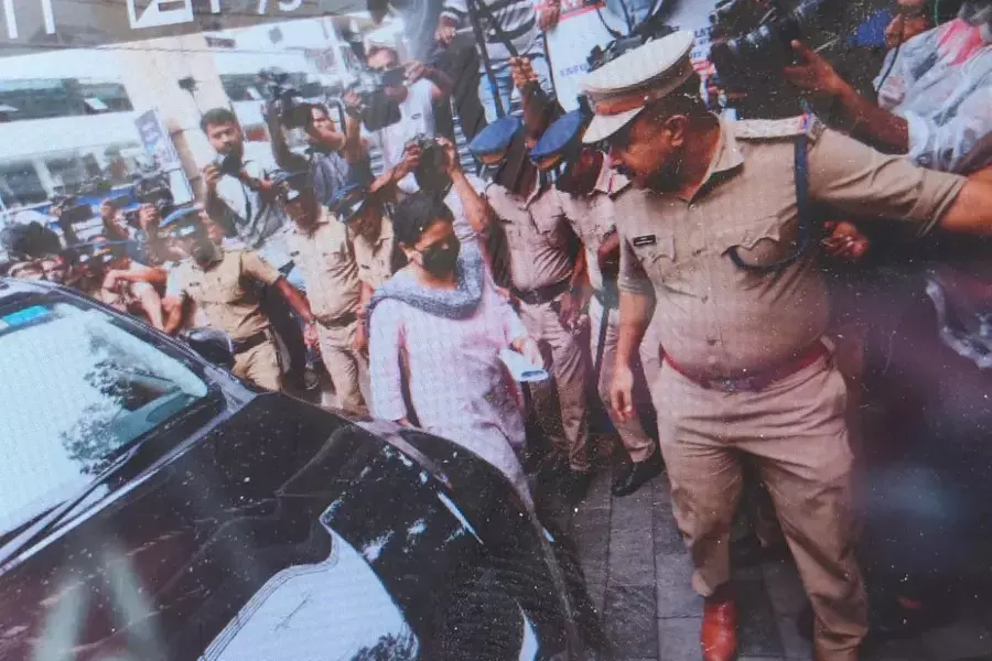 kerala: वीणा विजयन मासिक भुगतान मामले में प्रवर्तन निदेशालय के सामने पेश हुईं kerala: वीणा विजयन मासिक भुगतान मामले में प्रवर्तन निदेशालय के सामने पेश हुईं