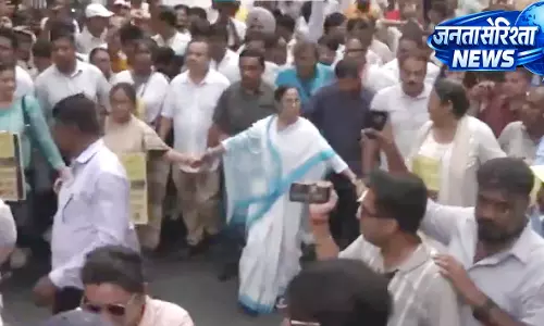 ममता बनर्जी ने फेरीवालों की विरोध मार्च में हुई शामिल, देखें VIDEO... ममता बनर्जी ने फेरीवालों की विरोध मार्च में हुई शामिल, देखें VIDEO...