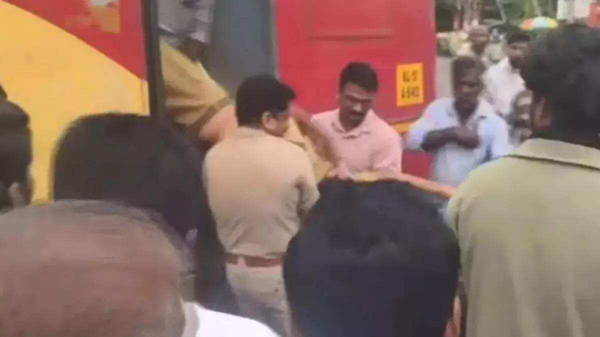 kerala: राजधानी में KSRTC बस और कार की टक्कर में एक व्यक्ति की मौत kerala: राजधानी में KSRTC बस और कार की टक्कर में एक व्यक्ति की मौत