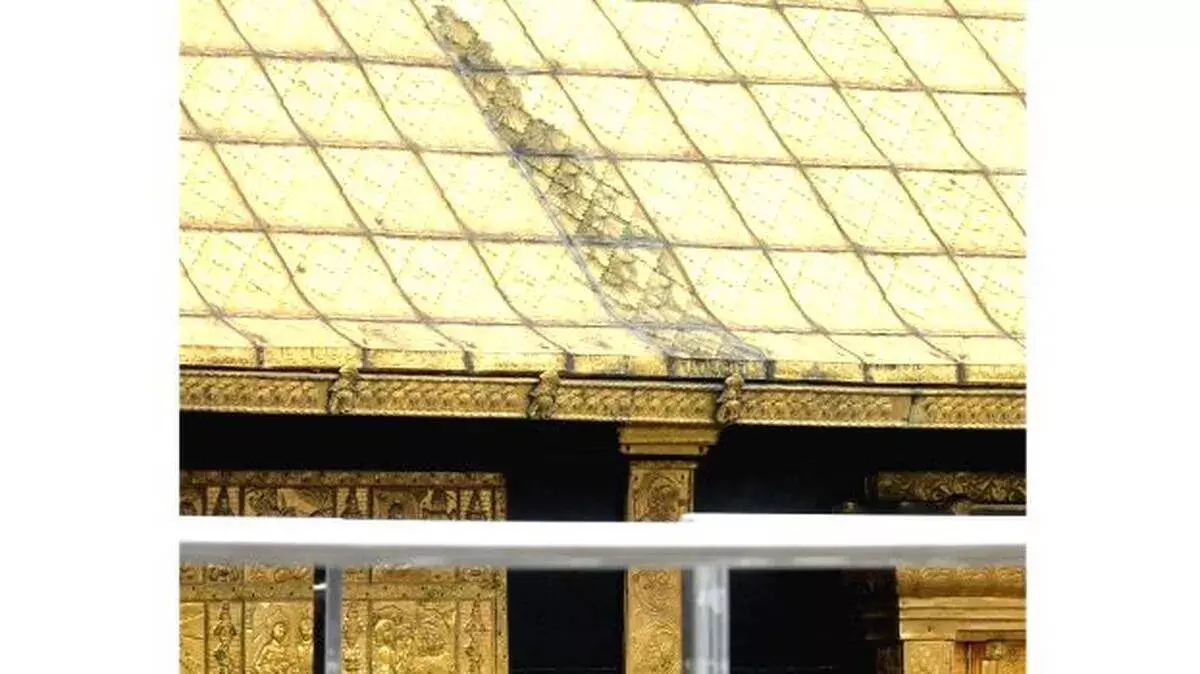 सबरीमाला मंदिर की सोने की परत वाली छत पर काले निशान मिले; जांच की गई सबरीमाला मंदिर की सोने की परत वाली छत पर काले निशान मिले; जांच की गई