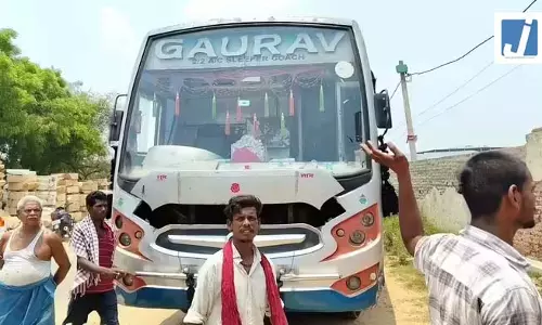हाईटेंशन लाइन की चपेट में आई यात्री बस; दंपति की मौत, कई घायल हाईटेंशन लाइन की चपेट में आई यात्री बस; दंपति की मौत, कई घायल