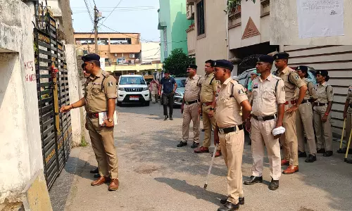 नकली शराब बनाने वाले सिंडिकेट के घर रायगढ़ पुलिस का छापा, 3 दिन के भीतर थाने में हाजिर होने का दिया नोटिस नकली शराब बनाने वाले सिंडिकेट के घर रायगढ़ पुलिस का छापा, 3 दिन के भीतर थाने में हाजिर होने का दिया नोटिस