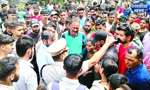 आरोपी की दुकान खाली कराने की मांग को लेकर सडक़ पर उतरे लोग आरोपी की दुकान खाली कराने की मांग को लेकर सडक़ पर उतरे लोग