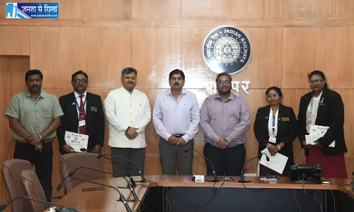 रायपुर में रेलवे के टिकट चेकिंग स्टाफ सम्मानित हुए रायपुर में रेलवे के टिकट चेकिंग स्टाफ सम्मानित हुए