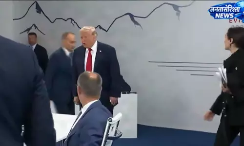 G7 समिट में ट्रंप का मज़ाकिया बयान वायरल, खुद को कहा ‘बॉस’ G7 समिट में ट्रंप का मज़ाकिया बयान वायरल, खुद को कहा ‘बॉस’