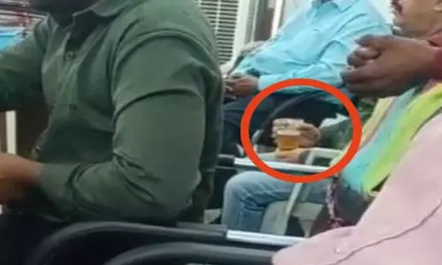 कलेक्ट्रेट में दारू पार्टी! DM साहब के पास पहुंचा वीडियो