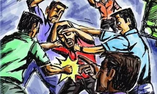 Uttarakhand : रायपुर चौक के पास कार-बाइक भिड़ंत के बाद दो पक्षों में मारपीट Uttarakhand : रायपुर चौक के पास कार-बाइक भिड़ंत के बाद दो पक्षों में मारपीट